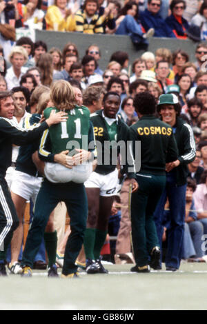 New York Cosmos' Steve Hunt (11) celebrates his goal with manager Eddie Firmani (hugging), watched by teammate Jomo Sono (22) Stock Photo