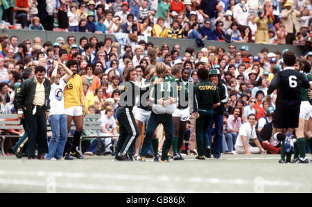 American Soccer - NASL - SoccerBowl '77 - New York Cosmos v Seattle Sounders. New York Cosmos' Steve Hunt (11) celebrates his goal with manager Eddie Firmani (hugging) Stock Photo