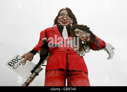 Artist Frank Shepherd puts the finishing touches to an effigy of Jonathan Ross and Russell Brand ahead of a bonfire night celebration in Edenbridge, Kent. Stock Photo