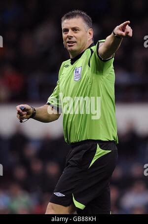 Soccer - Barclays Premier League - West Ham United v Everton - Upton Park. Referee Mark Halsey. Stock Photo