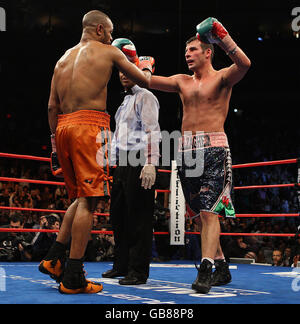 Wales' Joe Calzaghe celebrates his points victory over USA's Roy Jones after the light-heavyweight bout at Madison Square Garden, New York, USA. Stock Photo