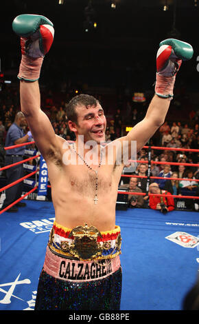 Wales' Joe Calzaghe celebrates his points victory over USA's Roy Jones after the light-heavyweight bout at Madison Square Garden, New York, USA. Stock Photo