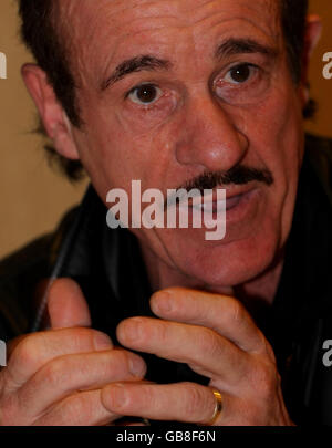 Enzo Calzaghe (father and trainer of Joe Calzaghe) talks to the media at a trainers press conference at the Marriott Hotel ahead of his son's world title bout against American Roy Jones Jr, Times Square, New York. USA. Stock Photo