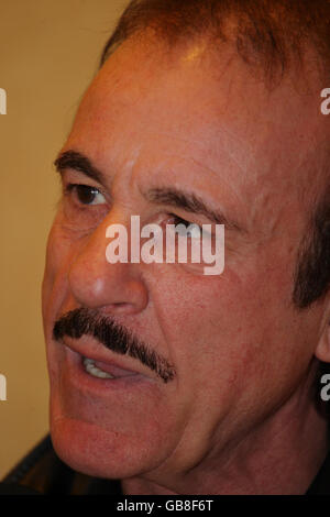 Enzo Calzaghe (father and trainer of Joe Calzaghe) talks to the media at a trainers press conference at the Marriott Hotel ahead of his son's world title bout against American Roy Jones Jr, Times Square, New York. USA. Stock Photo