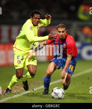 Olympique Lyonnais' Karim Benzema fires a shot past Steaua Bucuresti's  Sorin Ghionea Stock Photo - Alamy