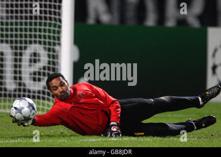 Soccer - UEFA Champions League - Group F - Olympique Lyonnais v Steaua Bucuresti - Municpal De Gerland Stock Photo