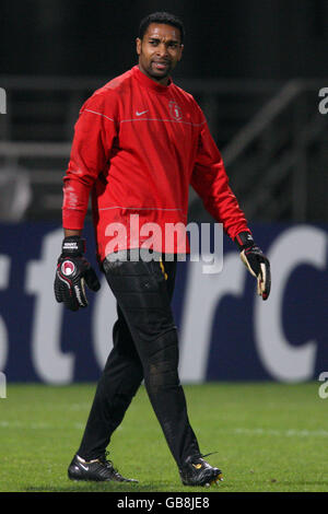 Soccer - UEFA Champions League - Group F - Olympique Lyonnais v Steaua Bucuresti - Municpal De Gerland. Robinson Zapata, Steaua Bucuresti goalkeeper Stock Photo