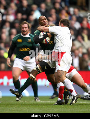 South Africa's JP Pietersen (centre) is tackled by England's Lee Mears during the Investec Challenge Series match at Twickenham, London. Stock Photo