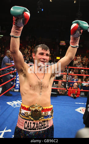 Wales' Joe Calzaghe celebrates his points victory over USA's Roy Jones after the light-heavyweight bout at Madison Square Garden, New York, USA. Stock Photo