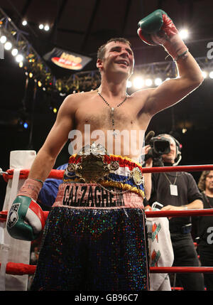 Wales' Joe Calzaghe celebrates his points victory over USA's Roy Jones after the light-heavyweight bout at Madison Square Garden, New York, USA. Stock Photo