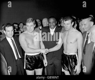 Boxing - Heavyweight - Billy Walker v Johnny Prescott - Prince of Wales Theatre - 1963. Billy Walker and Johnny Prescott shaking hands at the weigh-in for the ten round fight in the centre is Sonny Liston the world champion. Stock Photo