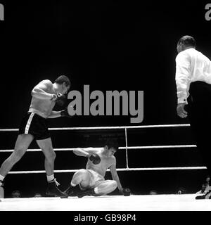 Boxing - Heavy-Weight Division - Billy Walker v Johnny Prescott - Empire Pool - 1963 Stock Photo