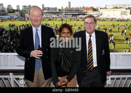 Cathy Freeman with Phil Sheldon, Chief Executive of Surrey CCC (r) and Chairman David Stewart (l) Stock Photo