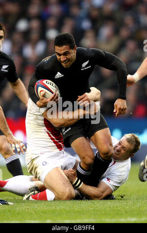 Rugby Union - Investec Challenge Series 2008 - England v New Zealand - Twickenham. New Zealand's Mils Mulianina is tackled by England's Jamie Noon during the Investec Challenge Series match at the Twickenham, London. Stock Photo