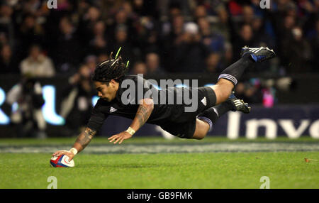 Rugby Union - Investec Challenge Series 2008 - England v New Zealand - Twickenham. New Zealand's Ma'A Nonu scores his sides third try during the Investec Challenge Series match at the Twickenham, London. Stock Photo