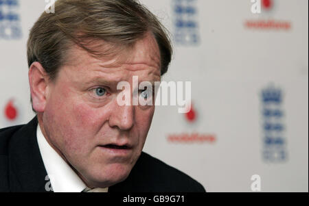 Cricket - England Press Conference - Hilton Hotel. ECB managing director Hugh Morris speaks to the media during a press conference at the Hilton, Heathrow Airport, London. Stock Photo