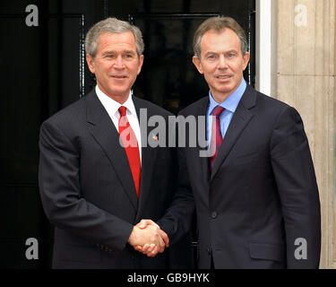 File photo dated 19/11/03 of former British Prime Minister Tony Blair (right) alongside former US President George Bush. Stock Photo
