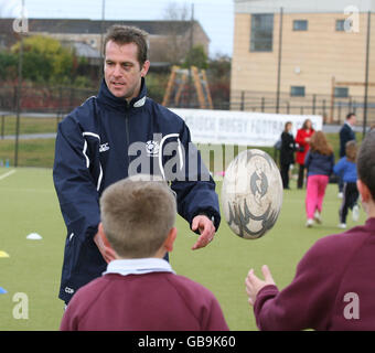 Scotland's Chris Paterson coaches the children during the community day at Kintore Primary School Stock Photo