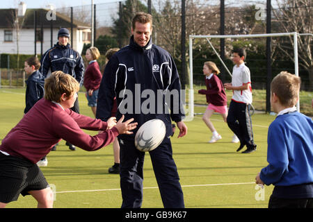 Scotland's Chris Paterson coaches the children during the community day at Kintore Primary School Stock Photo