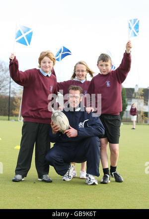 Scotland's Chris Paterson poses with (L to R) Brian Mitchell, Katie Donald and Connor Duncan (all aged 10) during the community day at Kintore Primary School Stock Photo