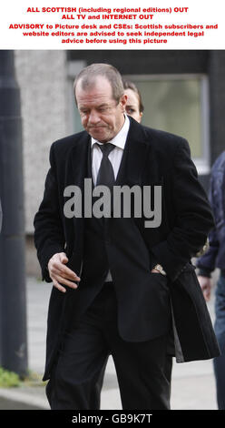 Michael Hamilton, father of murdered schoolgirl Vicky Hamilton, arrives at Dundee Sheriff Court during the trial of Peter Tobin. Stock Photo