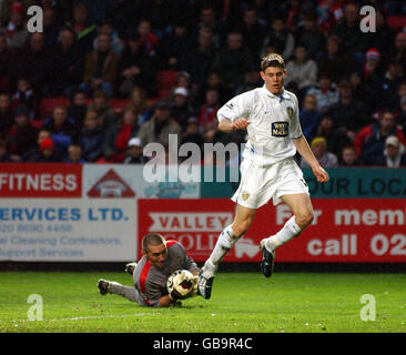 Soccer - FA Barclaycard Premiership - Charlton Athletic v Leeds United. Charlton Athletic's goalkeeper Dean Kiely saves from Leeds United's James Milner Stock Photo