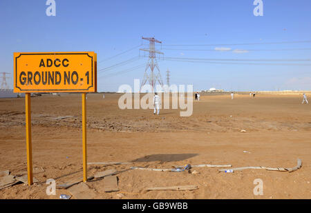 Local cricket teams play a match in the desert outside the Sheikh Zayed Stadium in Abu Dhabi, United Arab Emirates. PRESS ASSOCIATION Photo, Friday December 5 2008. The England cricket team will spend three days training in Abu Dhabi before deciding whether to resume their tour of India. See PA story CRICKET England. Photo credit should read: Anthony Devlin/PA Wire. Stock Photo