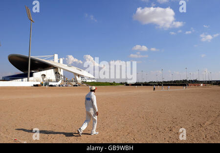 Local cricket teams play a match in the desert outside the Sheikh Zayed Stadium in Abu Dhabi, United Arab Emirates. PRESS ASSOCIATION Photo, Friday December 5 2008. The England cricket team will spend three days training in Abu Dhabi before deciding whether to resume their tour of India. See PA story CRICKET England. Photo credit should read: Anthony Devlin/PA Wire. Stock Photo