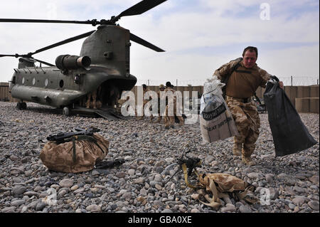 A soldier delivers mail in Royal Mail bags from a Chinook helicopter that left from Camp Bastion to soldiers at Forward Operating Base (FOB) Dehli, Garmsir district, Helmand province, Afghanistan. Stock Photo