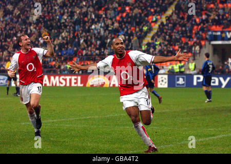 Soccer - UEFA Champions League - Group B - Inter Milan v Arsenal. Arsenal's Thierry Henry celebrates scoring his 2nd goal and his teams 3rd against Inter Milan as Ray Parlour joins the celebrations (l) Stock Photo