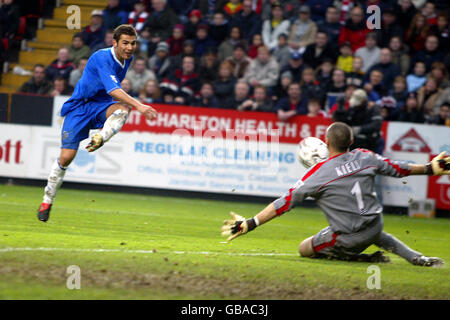 Soccer - FA Barclaycard Premiership - Charlton Athletic v Chelsea. Charlton Athletic's goalkeeper Dean Kiely blocks the shot from Chelsea's Adrian Mutu Stock Photo