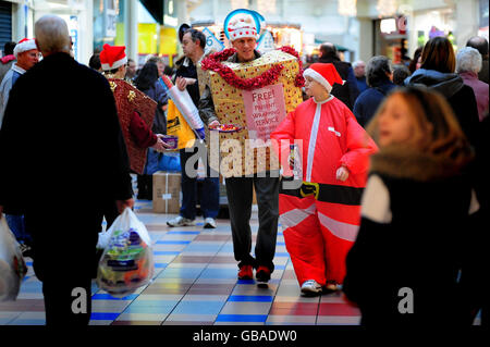 Christmas shoppers at the Octagon Centre, Burton On Trent, Stafforddhire. Stock Photo