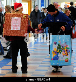 Christmas shoppers at the Octagon Centre, Burton On Trent, Stafforddhire. Stock Photo