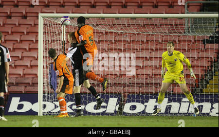 Soccer - Coca Cola League Two - Darlington v Barnet - Darlington Arena - Darlington. Barnet's Ismail Yakubu scores Barnet's eaqualiser to make it 2-2 during the Coca-Cola League Two match at Darlington Arena, Darlington. Stock Photo