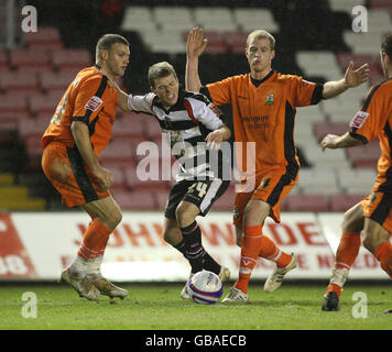 Soccer - Coca Cola League Two - Darlington v Barnet - Darlington Arena - Darlington. Darlington's Billy Clarke (centre) battles through the Barnet defense during the Coca-Cola League Two match at Darlington Arena, Darlington. Stock Photo