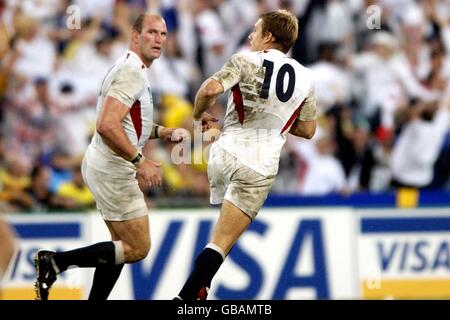 England's Jonny Wilkinson (r) celebrates kicking the winning drop goal in the dying seconds with teammate Lawrence Dallaglio (l) Stock Photo