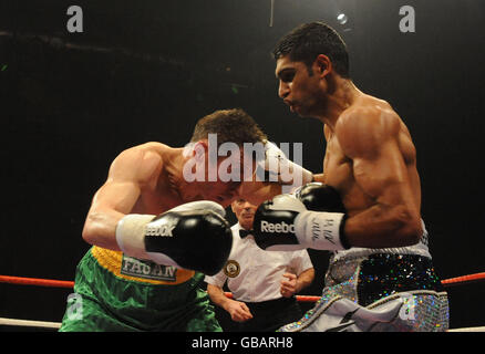 Boxing - World Championship Boxing - London ExCeL Arena. Bolton Lightweight Amir Khan (right) against Dublin's Oisin Fagan at the London ExCeL Arena. Stock Photo