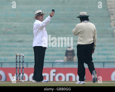 Cricket - Second Test - Day Two - India v England - Punjab Cricket Association Stadium - Mohali - India. Umpires check the light at the start of the second day of the second test at the Punjab Cricket Association Stadium, Mohali, India. Stock Photo