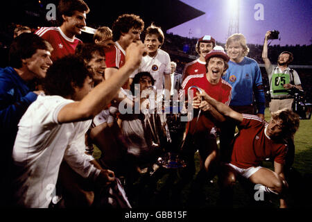 Aston Villa celebrate with the European Cup after their 1-0 win: (l-r) Terry Bullivant, Gary Williams, Andy Blair, Gordon Cowans, Gary Shaw, Allan Evans, Dennis Mortimer, Ken McNaught, Des Bremner, Kenny Swain, David Geddis, Tony Morley Stock Photo