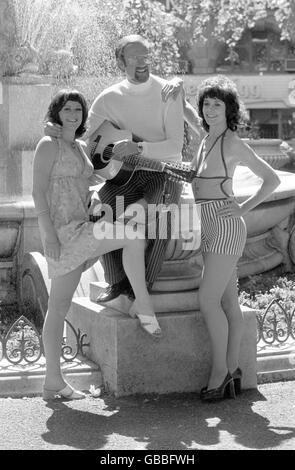 Roger Whittaker who started a 2-week stint of caberet at 'The Talk of the Town'. He was a singer with two dancers, Dale Jackley (left) and Wendy Martin. Stock Photo