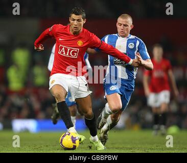 Soccer - Barclays Premier League - Manchester United v Wigan Athletic - Old Trafford. Wigan Athletic's Lee Cattermole battles for the ball with Manchester United's Cristiano Ronaldo Stock Photo