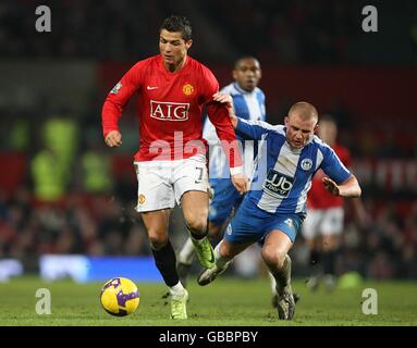 Wigan Athletic's Lee Cattermole battles for the ball with Manchester United's Cristiano Ronaldo Stock Photo