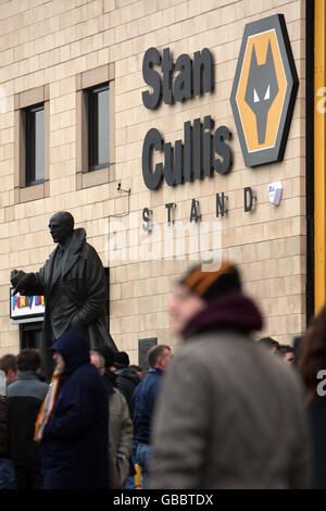 A statue of Stan Cullis outside the stand named after him, at Molineux the home of Wolverhampton Wanderers Stock Photo