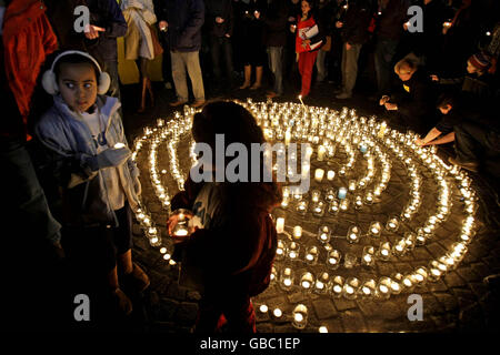 Members of the public light over 600 candles in Dublin city centre, one for each of the people who have been killed in the Gaza attacks. Stock Photo