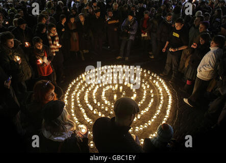 Members of the public light over 600 candles in Dublin city centre, one for each of the people who have been killed in the Gaza attacks. Stock Photo