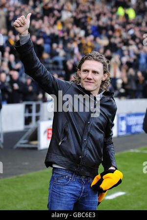 Soccer - FA Cup - Fourth Round - Hull City v Millwall - KC Stadium. Hull City's new signing Jimmy Bullard waves to the crowd before the FA Cup, Fourth Round at the KC Stadium, Hull. Stock Photo