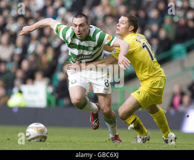 Celtic's Scott Brown breaks away from Hibernian's John Rankin during the Clydesdale Bank Scottish Premier League match at Celtic Park, Glasgow. Stock Photo