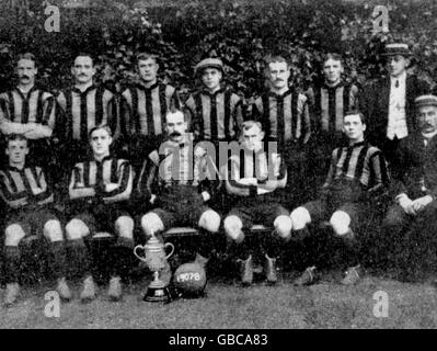 Wolverhampton Wanderers' FA Cup winning team: (back row, l-r) Rev Kenneth Hunt, Jackery Jones, Billy Wooldridge, Tommy Lunn, Ted Collins, Albert Bishop; (front row, l-r) Billy Harrison, Jack Shelton, George Hedley, Walter Radford, Jack Pedley Stock Photo