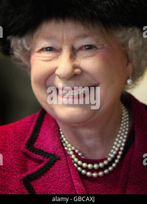 Queen Elizabeth II eyes on a £10 note Stock Photo - Alamy