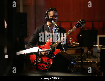 Guest performer Richard Hawley plays guitar with Elbow and the BBC Concert Orchestra for a Radio 2 Live / 6 Music session (TX date: 31 January) at Abbey Road studios in London. Stock Photo